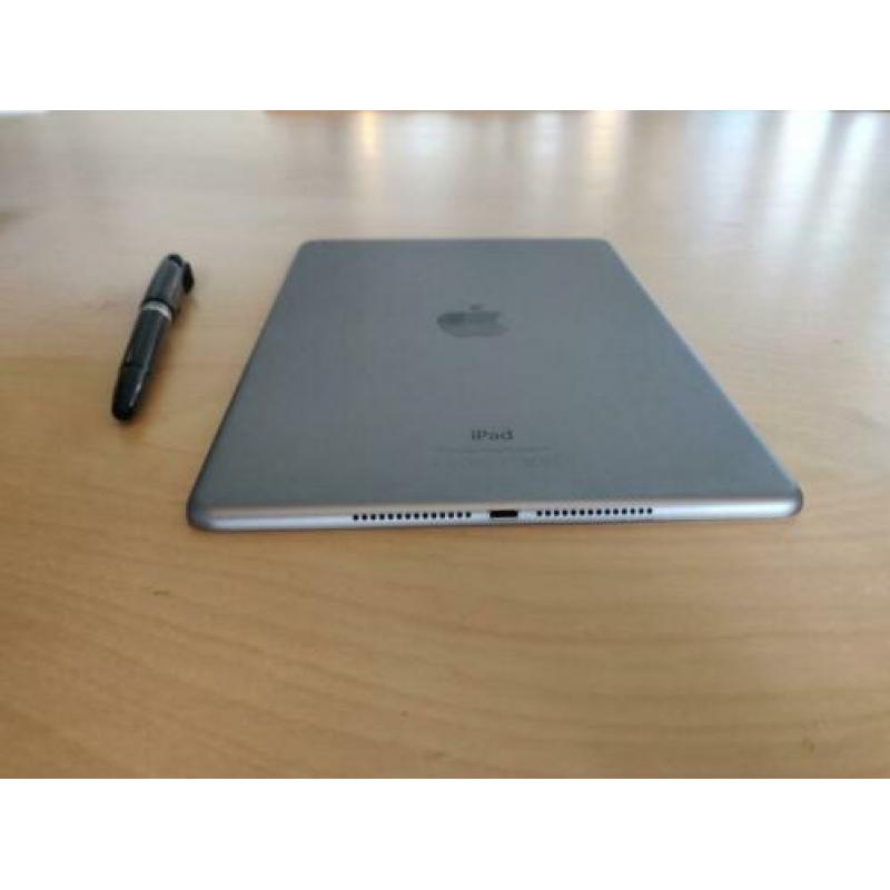 iPad Air 2 16GB WiFi space grey met Griffin Case & oplader