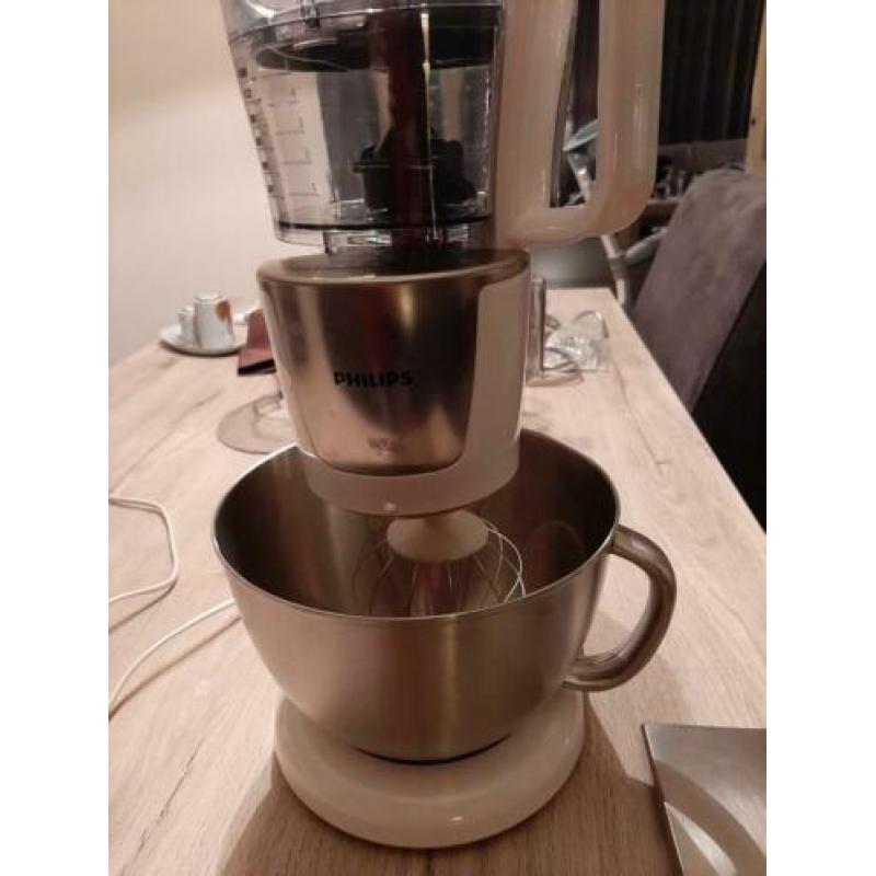 Keukenmachine met alles erop en eraan