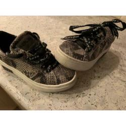 Mooi replay meisjes schoenen met slangen print.