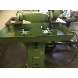 Beitelslijpmachine met diamant schijf.
