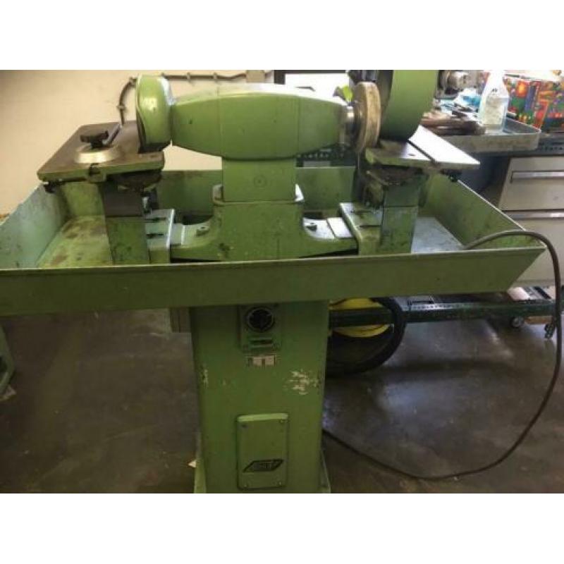 Beitelslijpmachine met diamant schijf.