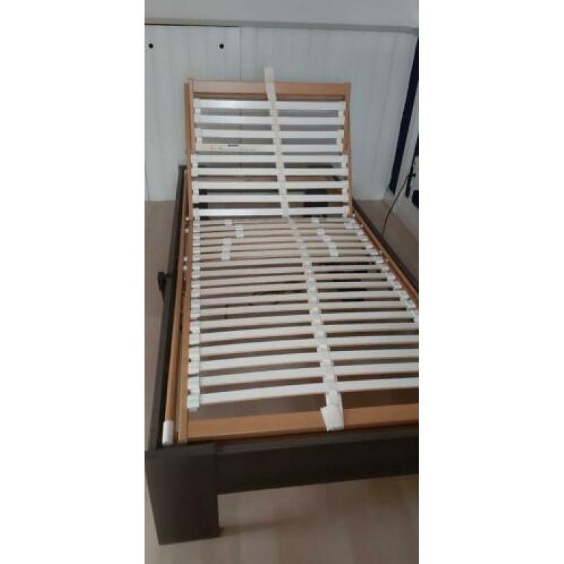 1 persoons bed met electrische lattenbodem.