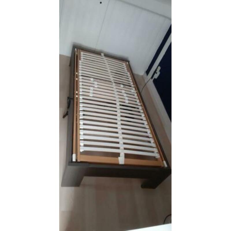 1 persoons bed met electrische lattenbodem.