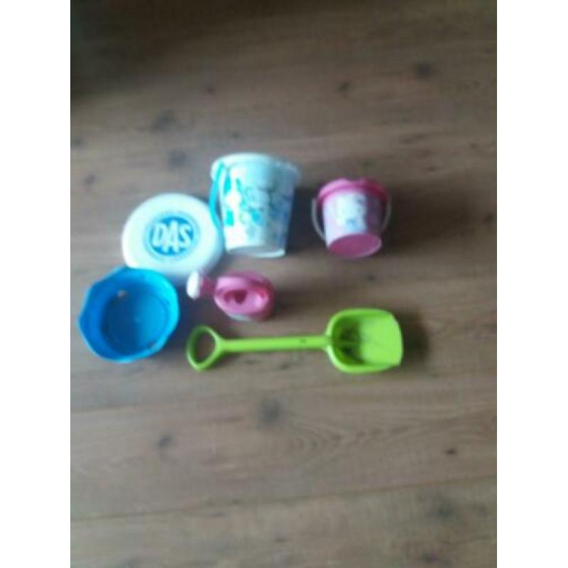 emmertjes, schep, zeef en frisbee