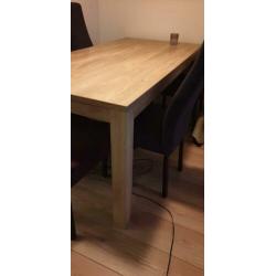 Houten eetafel + 5 stoelen