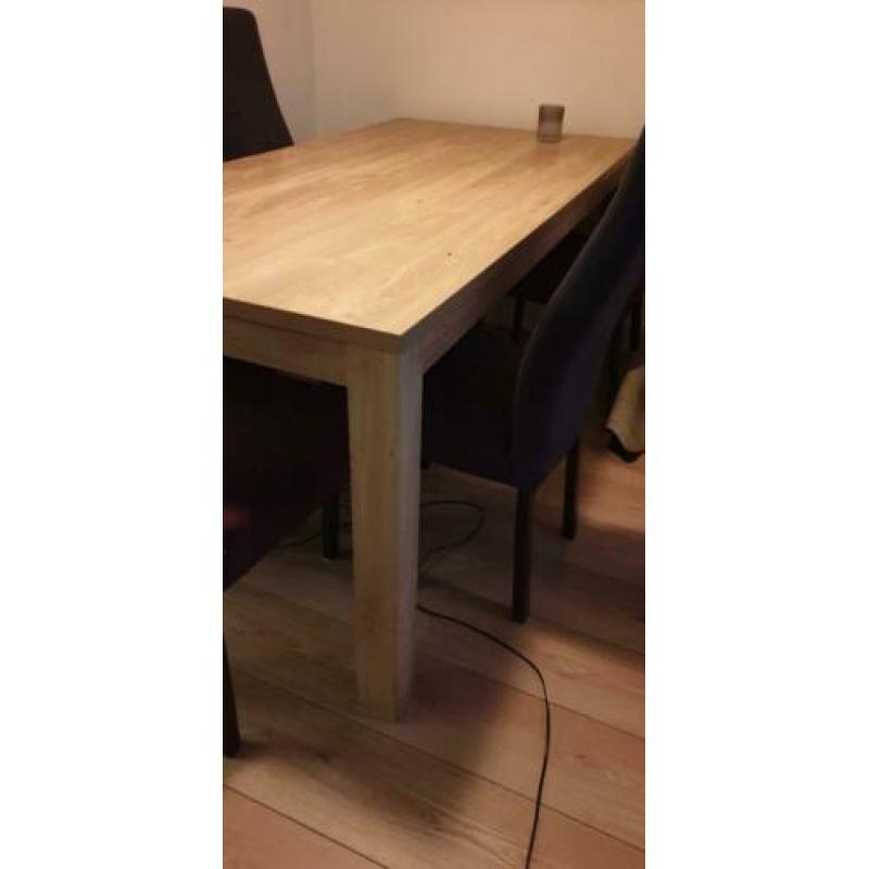 Houten eetafel + 5 stoelen