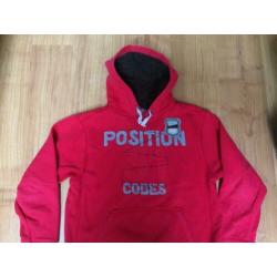 WE stoere rode sweater met opdruk + muts / capuchon 146 152