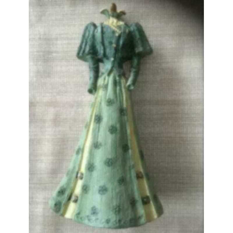 2 x decoratieve beelden met kleding jaren ‘20 -- 17 cm hoog