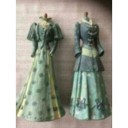 2 x decoratieve beelden met kleding jaren ‘20 -- 17 cm hoog