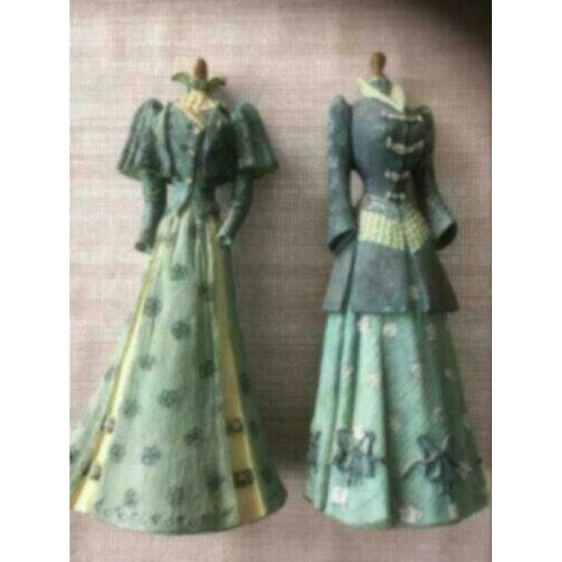2 x decoratieve beelden met kleding jaren ‘20 -- 17 cm hoog