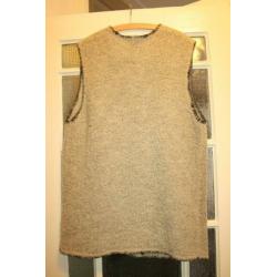 Zacht grijs vest met leuke details