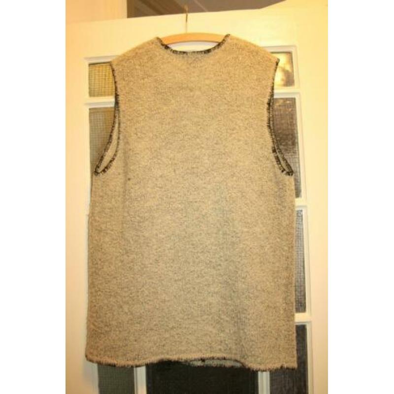 Zacht grijs vest met leuke details