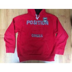 WE stoere rode sweater met opdruk + muts / capuchon 146 152