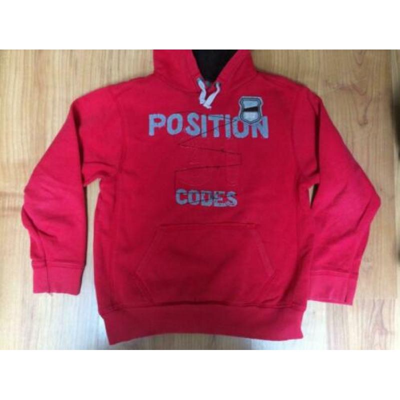 WE stoere rode sweater met opdruk + muts / capuchon 146 152