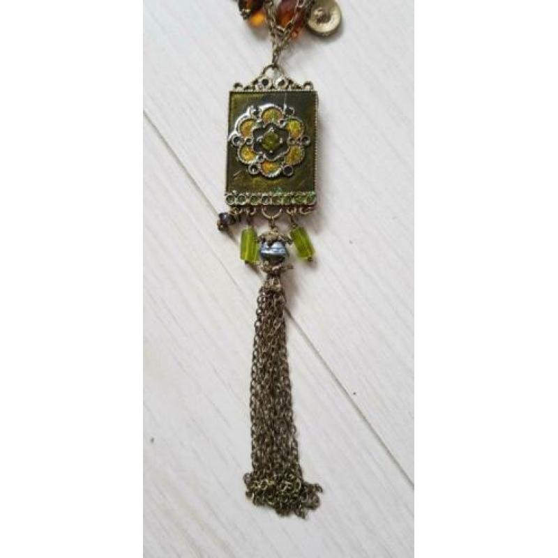 Set van ketting en oorbellen met prachtige groene steentjes