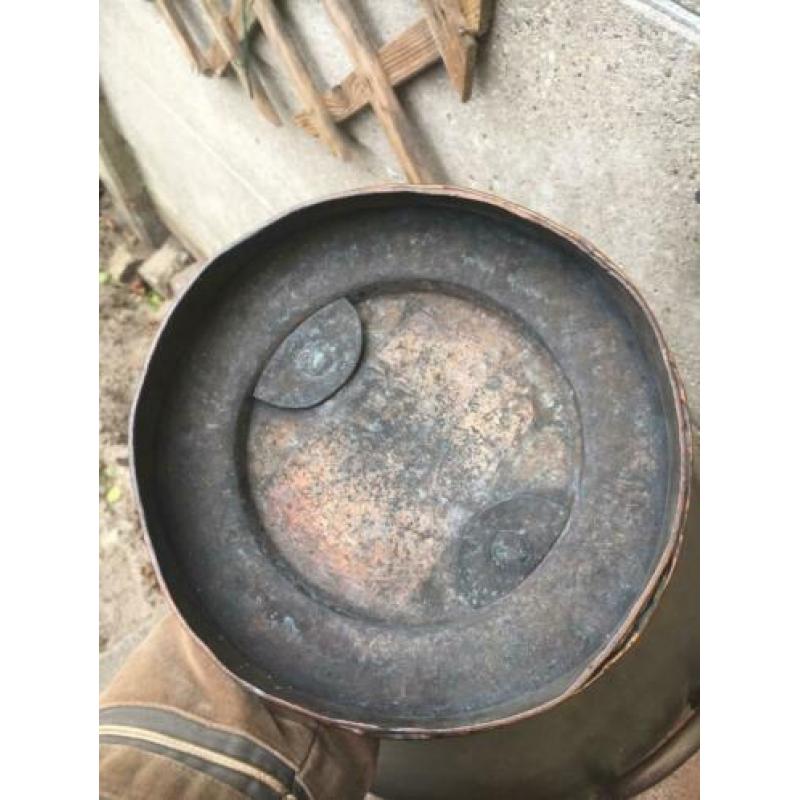 Grote koperen ketel met deksel