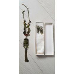 Set van ketting en oorbellen met prachtige groene steentjes