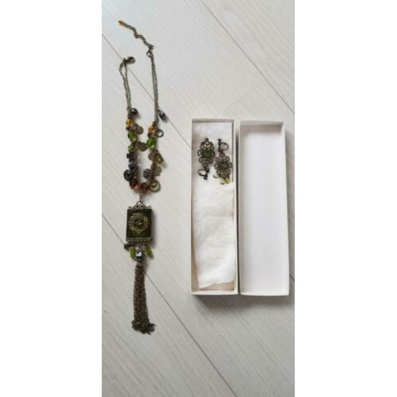 Set van ketting en oorbellen met prachtige groene steentjes