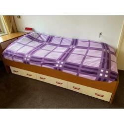Bed, bureau en kast - complete set slaapkamermeubilair