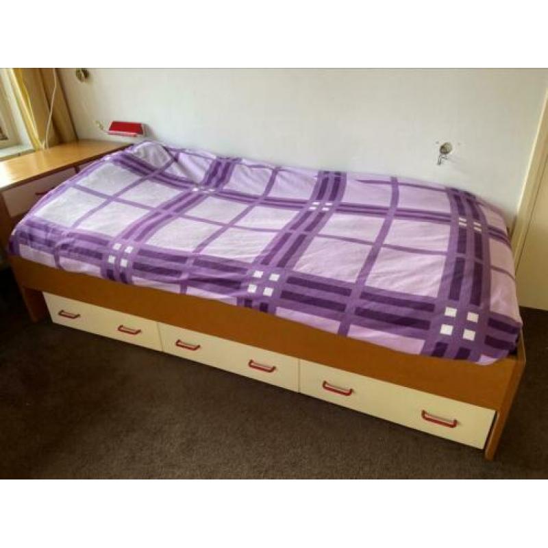 Bed, bureau en kast - complete set slaapkamermeubilair