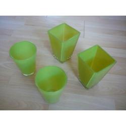 2 groene ronde en 2 vierkante vazen