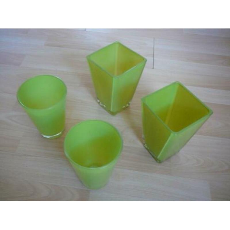 2 groene ronde en 2 vierkante vazen