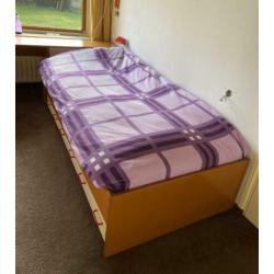 Bed, bureau en kast - complete set slaapkamermeubilair