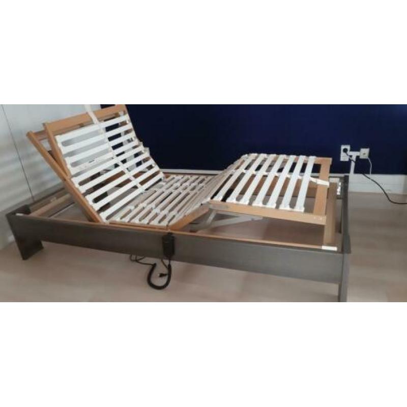 1 persoons bed met electrische lattenbodem.
