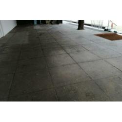 Ca. 32 m2 betontegels 50x50 antraciet. Mooie terrastegels