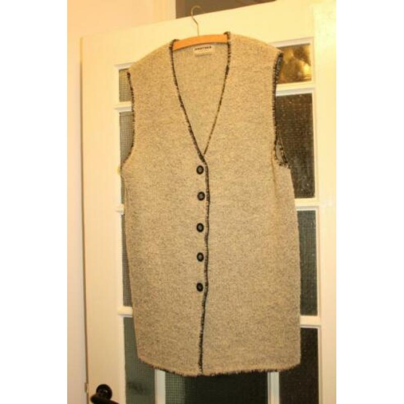 Zacht grijs vest met leuke details