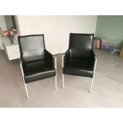twee zwarte eetkamerstoelen
