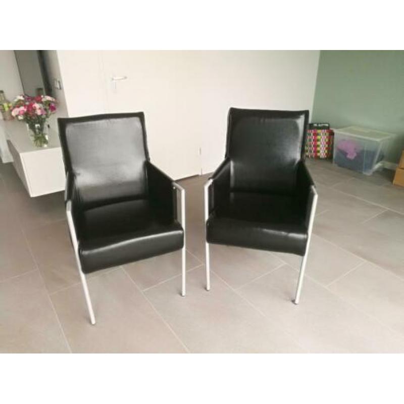twee zwarte eetkamerstoelen
