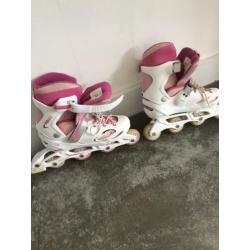 Roze/wit rolschaatsen met knie/scheen/pols-elleboog bescherm