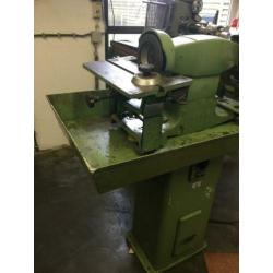 Beitelslijpmachine met diamant schijf.