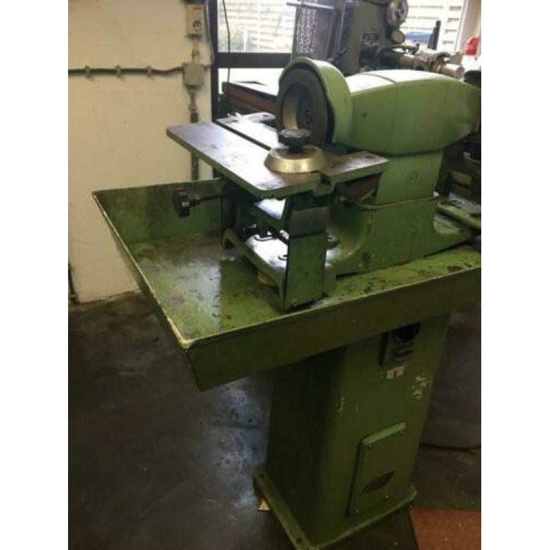 Beitelslijpmachine met diamant schijf.
