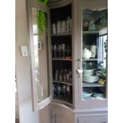 Brocante servieskast in twee delen