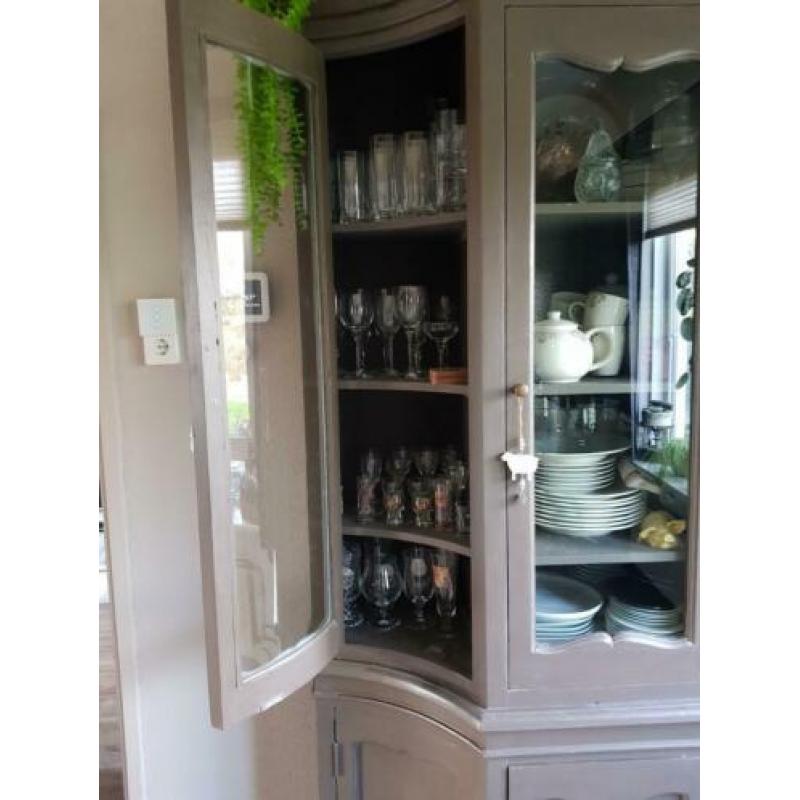 Brocante servieskast in twee delen