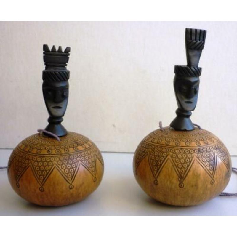 2 bewerkte holle bolletjes uit Sumba met houtsnijwerkje