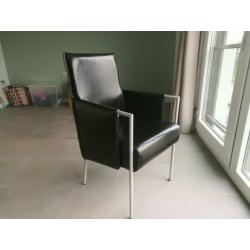 twee zwarte eetkamerstoelen