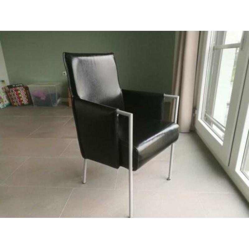 twee zwarte eetkamerstoelen