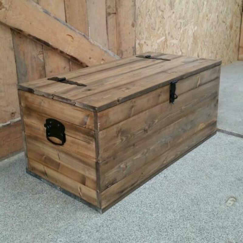 Handgemaakte houten kist, speelgoedkist, opbergkist.