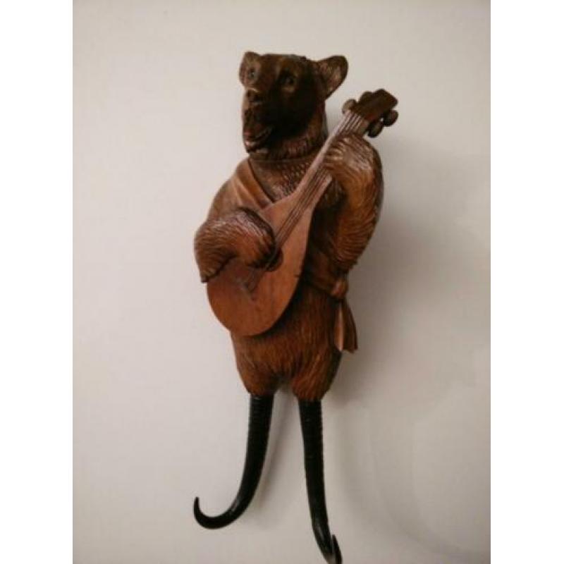 Antiek Houtsnijwerk kapstok beer met mandoline en muziekdoos