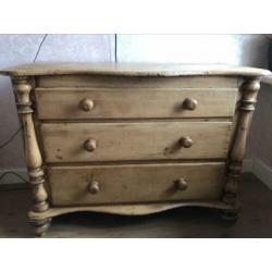 Stoere massief hout antiek ladekast.