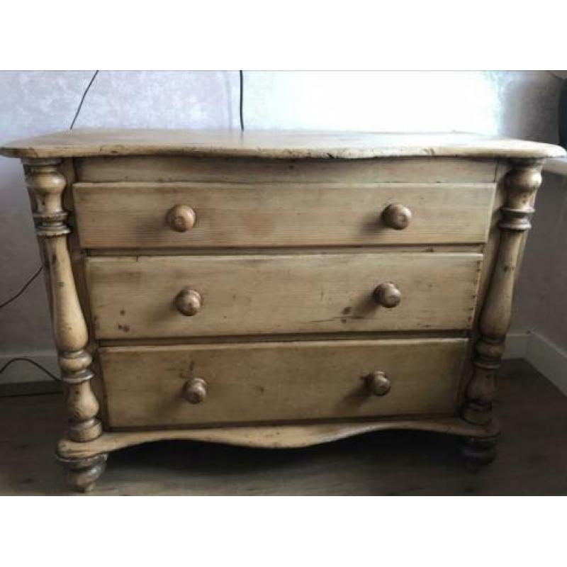 Stoere massief hout antiek ladekast.