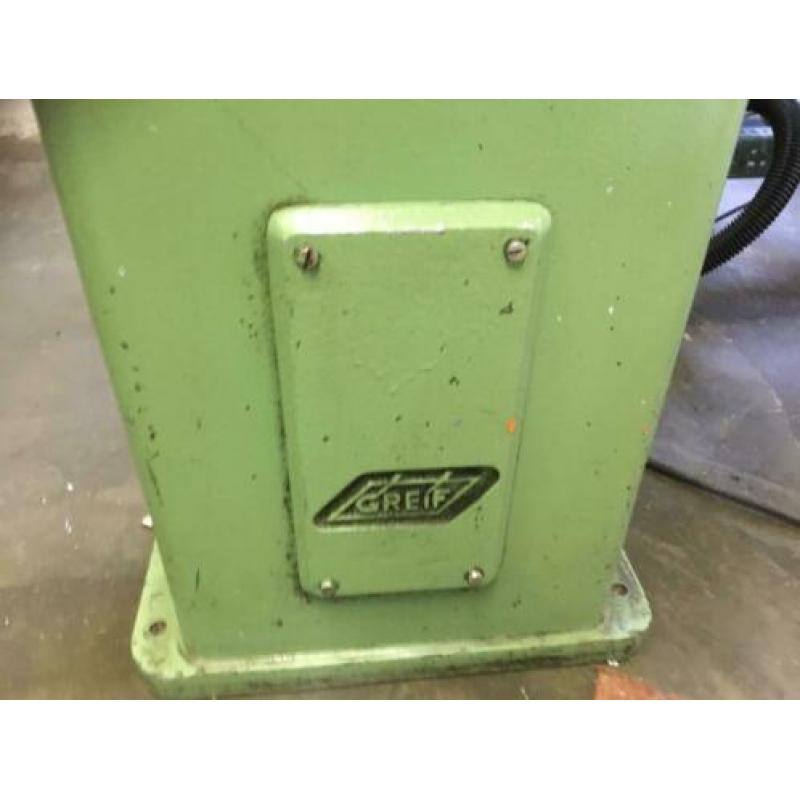 Beitelslijpmachine met diamant schijf.
