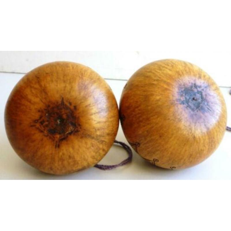2 bewerkte holle bolletjes uit Sumba met houtsnijwerkje