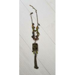 Set van ketting en oorbellen met prachtige groene steentjes