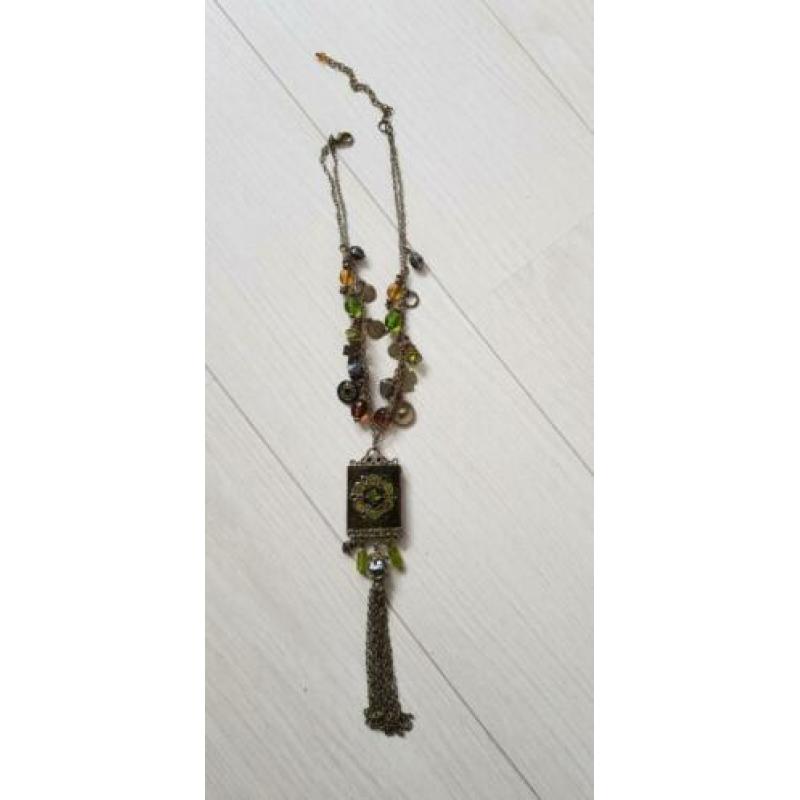Set van ketting en oorbellen met prachtige groene steentjes