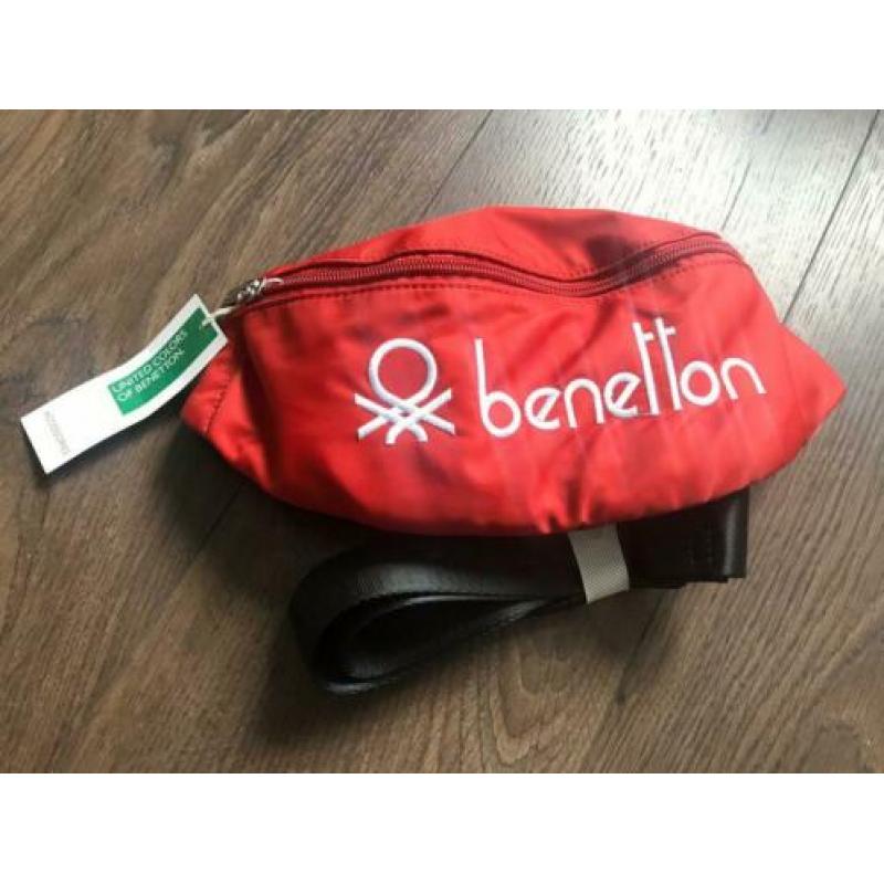 Nieuw benneton heuptasje rood