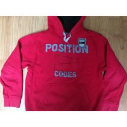 WE stoere rode sweater met opdruk + muts / capuchon 146 152